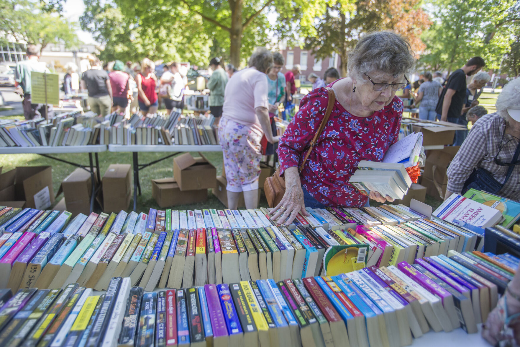 210720-newslocal-BookSale 001.JPG